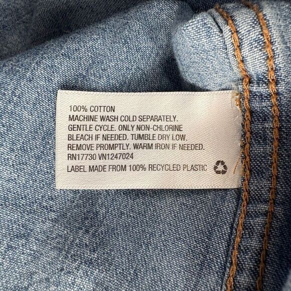 Mossimo Western Chambray Denim Top Pearl Snaps  Button Down Size Medium Cotton - Picture 9 of 10